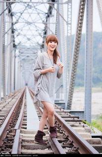 桥上的女孩,一段跨越时空的青春传奇